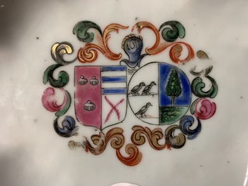 Twee Chinese famille rose pattipans en een lepelrust met wapendecors voor de Nederlandse markt, Qianlong