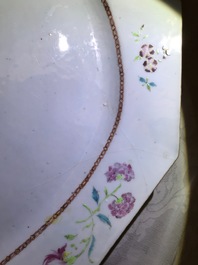 Drie Chinese famille rose wapenschotels voor de Engelse markt, Qianlong
