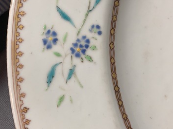 Een paar Chinese famille rose schotels voor de Italiaanse markt met wapen van Cantelmi, Qianlong
