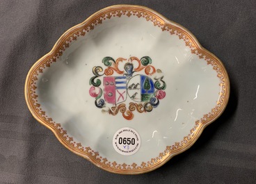 Twee Chinese famille rose pattipans en een lepelrust met wapendecors voor de Nederlandse markt, Qianlong