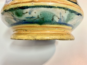 Een apothekerspot of 'albarello' in Italiaanse majolica, Palermo, 1e helft 17e eeuw