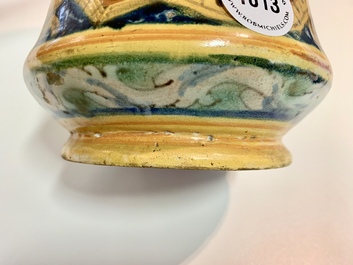 Een apothekerspot of 'albarello' in Italiaanse majolica, Palermo, 1e helft 17e eeuw