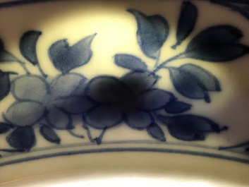 Een Chinese blauwwitte schotel met musicerende lijzen, Kangxi