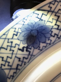 Een Chinese blauwwitte schotel met musicerende lijzen, Kangxi