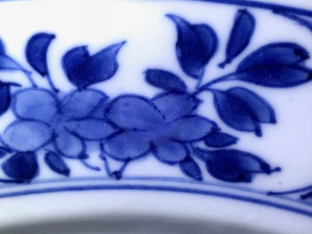 Een Chinese blauwwitte schotel met musicerende lijzen, Kangxi