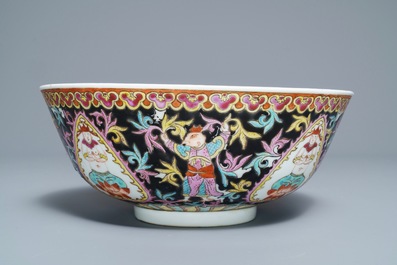 A large Chinese Thai market Bencharong bowl, Yongzheng mark, 19th C.