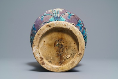 Un grand vase de forme meiping en gr&egrave;s fahua, Chine, Ming