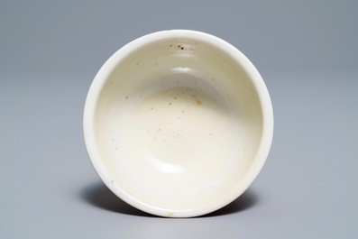 Een Chinese monochrome robijnrode stem cup, 19e eeuw