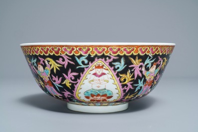 A large Chinese Thai market Bencharong bowl, Yongzheng mark, 19th C.