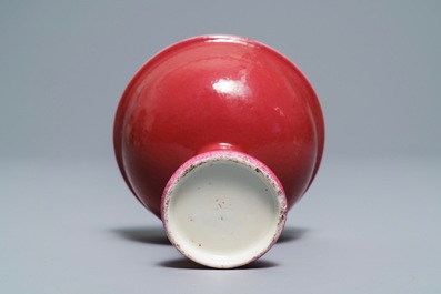 Een Chinese monochrome robijnrode stem cup, 19e eeuw
