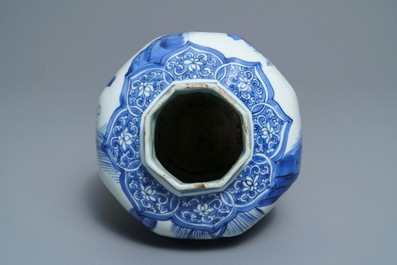 Un vase de forme balustre en porcelaine de Chine bleu et blanc, &eacute;poque Transition