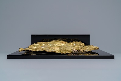 Un fragment de torana au dragon en cuivre repouss&eacute; dor&eacute; et polychrom&eacute;, Tibet, 17/18&egrave;me