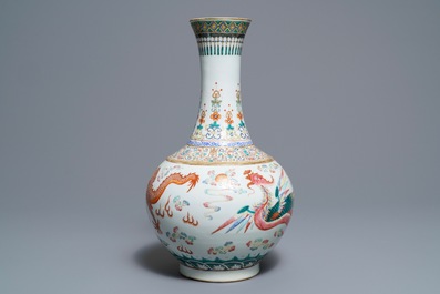 Un vase de forme bouteille en porcelaine de Chine famille rose, marque et &eacute;poque de Guangxu