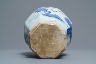 Un vase de forme balustre en porcelaine de Chine bleu et blanc, &eacute;poque Transition