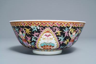 A large Chinese Thai market Bencharong bowl, Yongzheng mark, 19th C.