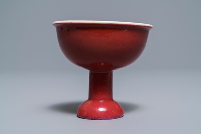 Een Chinese monochrome robijnrode stem cup, 19e eeuw