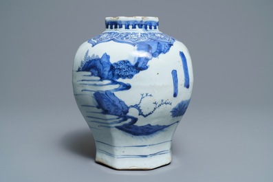 Un vase de forme balustre en porcelaine de Chine bleu et blanc, &eacute;poque Transition