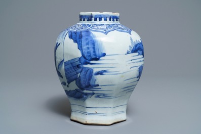 Un vase de forme balustre en porcelaine de Chine bleu et blanc, &eacute;poque Transition