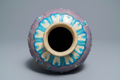 Un grand vase de forme meiping en gr&egrave;s fahua, Chine, Ming