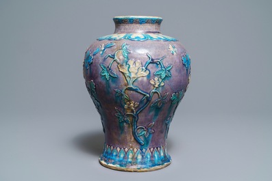 Un grand vase de forme meiping en gr&egrave;s fahua, Chine, Ming