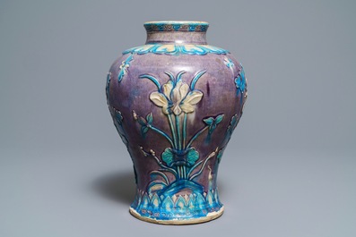 Un grand vase de forme meiping en gr&egrave;s fahua, Chine, Ming