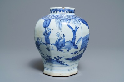 Un vase de forme balustre en porcelaine de Chine bleu et blanc, &eacute;poque Transition