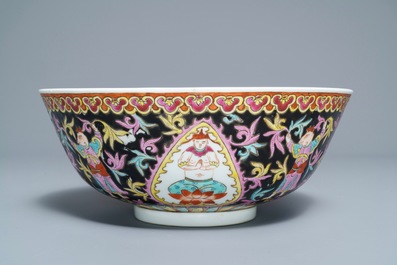 A large Chinese Thai market Bencharong bowl, Yongzheng mark, 19th C.