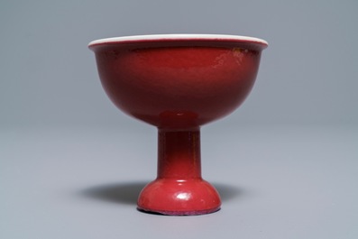 Een Chinese monochrome robijnrode stem cup, 19e eeuw