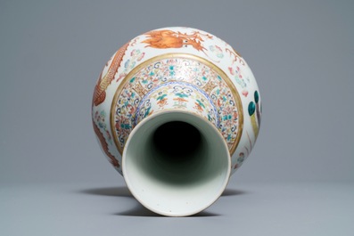 Un vase de forme bouteille en porcelaine de Chine famille rose, marque et &eacute;poque de Guangxu