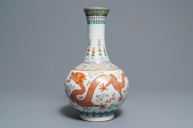 Un vase de forme bouteille en porcelaine de Chine famille rose, marque et &eacute;poque de Guangxu