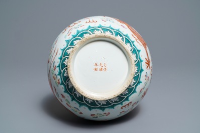 Un vase de forme bouteille en porcelaine de Chine famille rose, marque et &eacute;poque de Guangxu