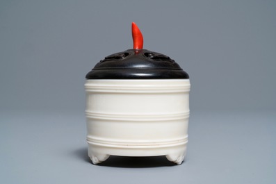 Un br&ucirc;le-parfum tripod en porcelaine blanc de Chine de Dehua, 19/20&egrave;me