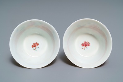Een paar Chinese famille rose koppen en schotels met hanen, Yongzheng/Qianlong