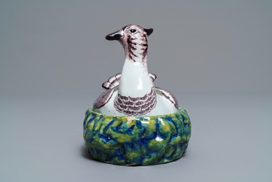Un beurrier couvert en fa&iuml;ence polychrome de Delft en forme de pluvier, 18&egrave;me