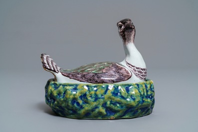 Un beurrier couvert en fa&iuml;ence polychrome de Delft en forme de pluvier, 18&egrave;me