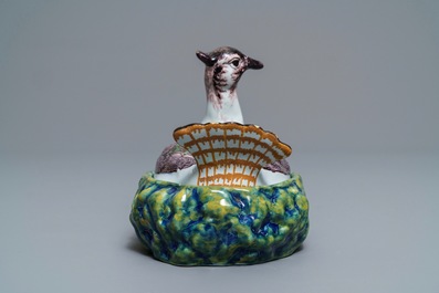 Un beurrier couvert en fa&iuml;ence polychrome de Delft en forme de pluvier, 18&egrave;me