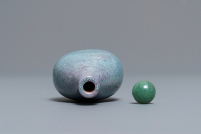 Een Chinese snuiffles met 'robin's egg' glazuur, Jin Wei Tang merk, 19e eeuw