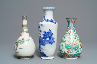 Drie Chinese blauwwitte, famille verte en doucai vazen, 19/20e eeuw