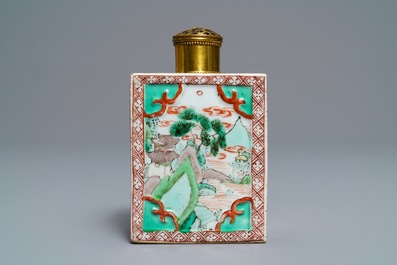 Een Chinese famille verte theebus met reli&euml;fdecor, Kangxi
