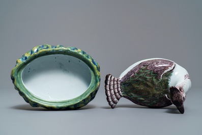 Un beurrier couvert en fa&iuml;ence polychrome de Delft en forme de pluvier, 18&egrave;me