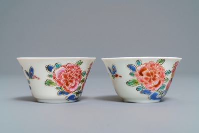 Een paar Chinese famille rose koppen en schotels met hanen, Yongzheng/Qianlong