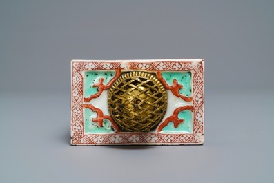 Een Chinese famille verte theebus met reli&euml;fdecor, Kangxi