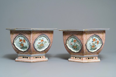 Une paire de jardini&egrave;res de forme hexagonale en porcelaine de Chine famille verte, Kangxi/Yongzheng