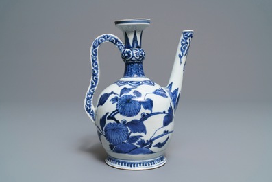 Een ongewone Japanse blauwwitte kan met vogels en bloesems, Arita, Edo, 17e eeuw