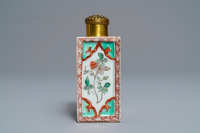 Een Chinese famille verte theebus met reli&euml;fdecor, Kangxi