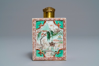 Een Chinese famille verte theebus met reli&euml;fdecor, Kangxi