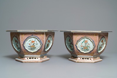 Une paire de jardini&egrave;res de forme hexagonale en porcelaine de Chine famille verte, Kangxi/Yongzheng