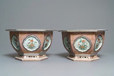 Une paire de jardini&egrave;res de forme hexagonale en porcelaine de Chine famille verte, Kangxi/Yongzheng