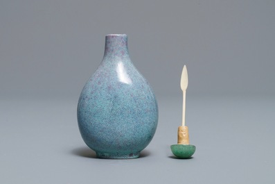 Een Chinese snuiffles met 'robin's egg' glazuur, Jin Wei Tang merk, 19e eeuw