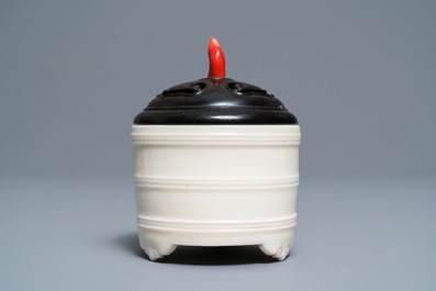 Un br&ucirc;le-parfum tripod en porcelaine blanc de Chine de Dehua, 19/20&egrave;me